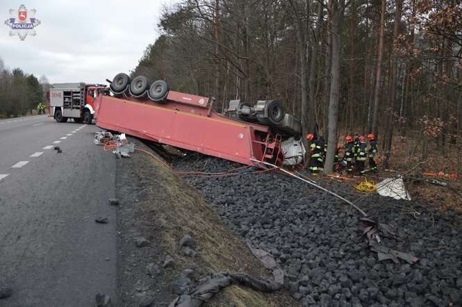 Wypadek w Styrzyńcu. Ciężarówka wywróciła się - Autor: Policja