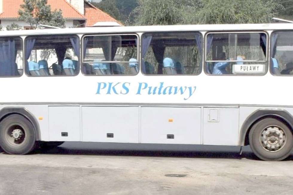  <p>Przez wiele miesięcy trwał proces zamykania działalności PKS Puławy. Pracownicy, pojazdy i linie autobusowe &ndash; wszystko zostało podzielone. W powiecie puławskim następcą publicznego przewoźnika stała się prywatna firma, w ryckim działalność zaczęła nowa sp&oacute;łka powołana przez miasto Ryki.</p>