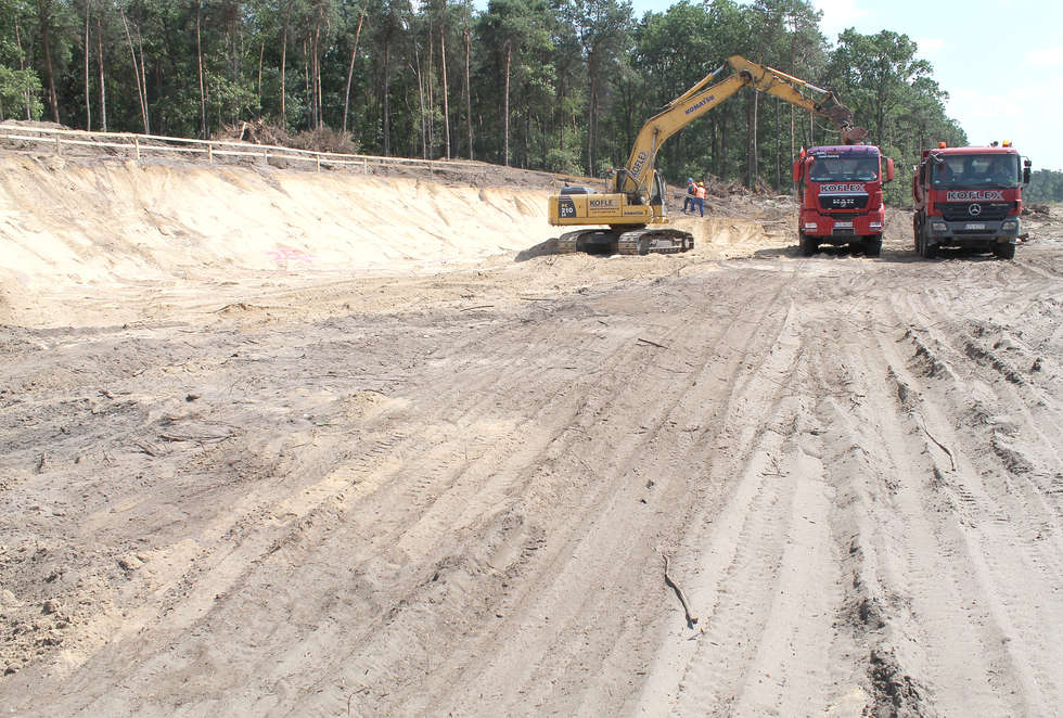  <p>Kończy się wycinka 30 hektar&oacute;w lasu pod budowę drugiej części obwodnicy Puław. Na plac budowy nowej S12 wyjeżdża ciężki sprzęt. Pracownicy szczecińskiego Energopolu i PRD Zwoleń zapowiadają, że niespełna 12-kilometrowy odcinek będzie gotowy w maju 2018 roku.</p>