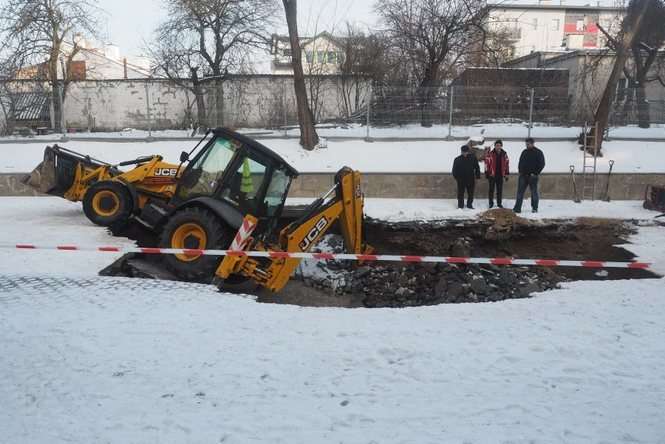 Ziemia zapadła się pod koparką