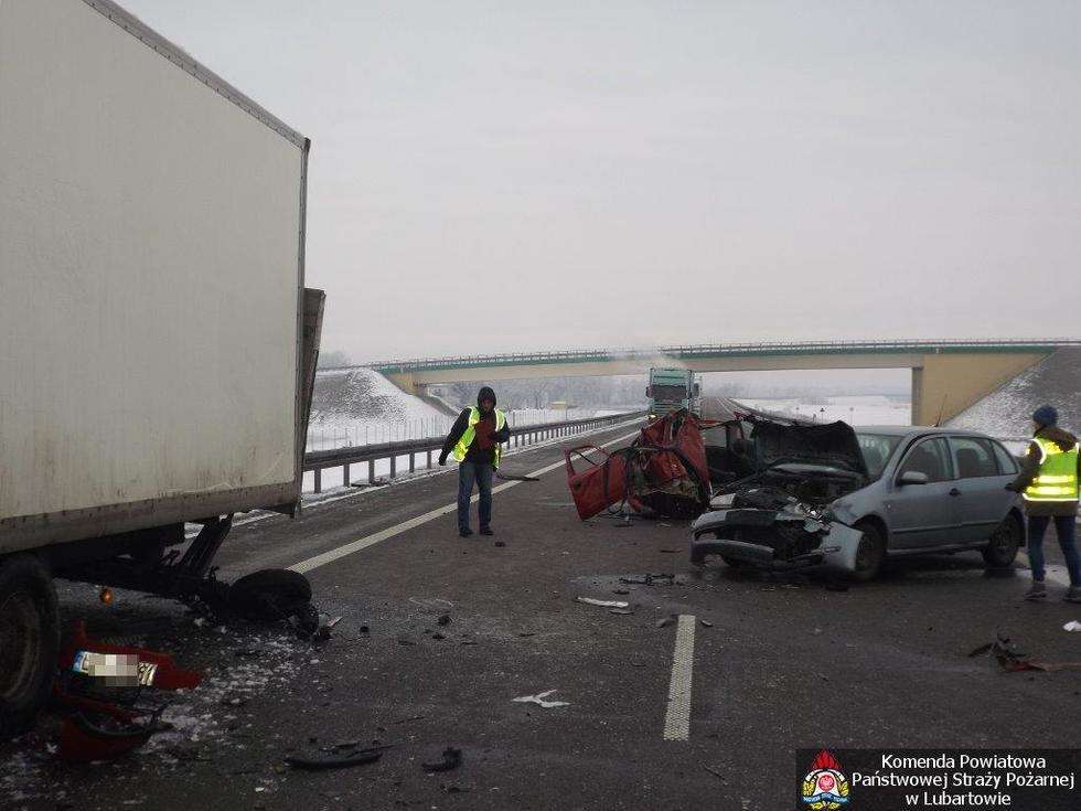  Wypadek w Woli Skromowskiej (zdjęcie 1) - Autor: KP PSP Lubartów