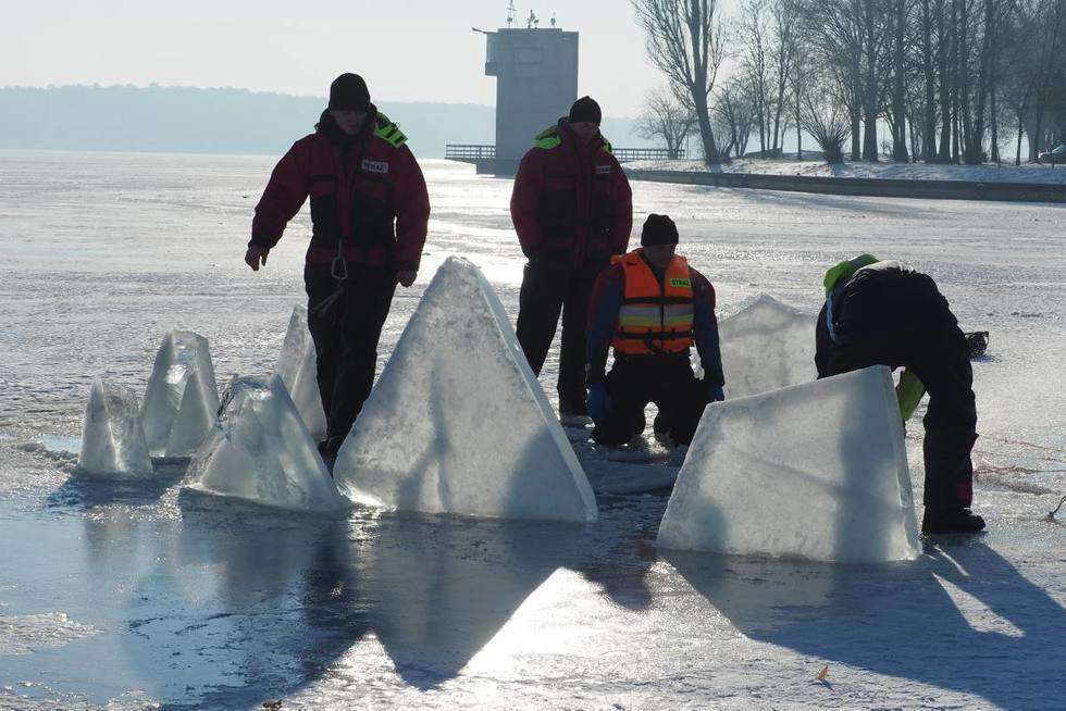  Groźny kruchy lód: pokaz strażaków (zdjęcie 11) - Autor: Maciej Kaczanowski