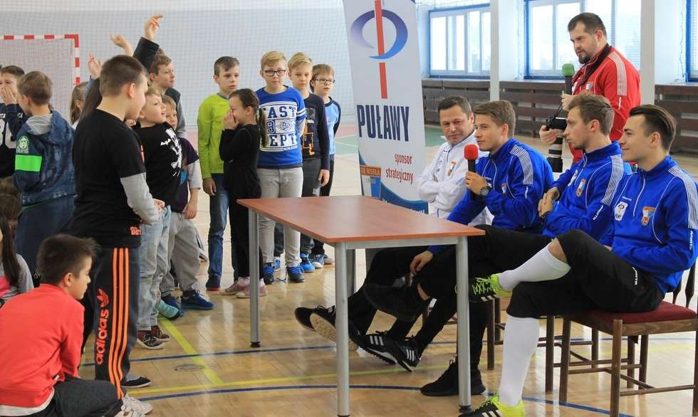  Piłkarze Wisły Puławy w szkole (zdjęcie 1) - Autor: Radosław Szczęch
