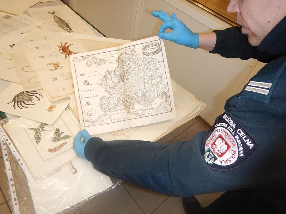  XIX-wieczne ryciny i mapy w bagażu 52-letniego obywatela Ukrainy  (zdjęcie 3) - Autor: Służba Celna