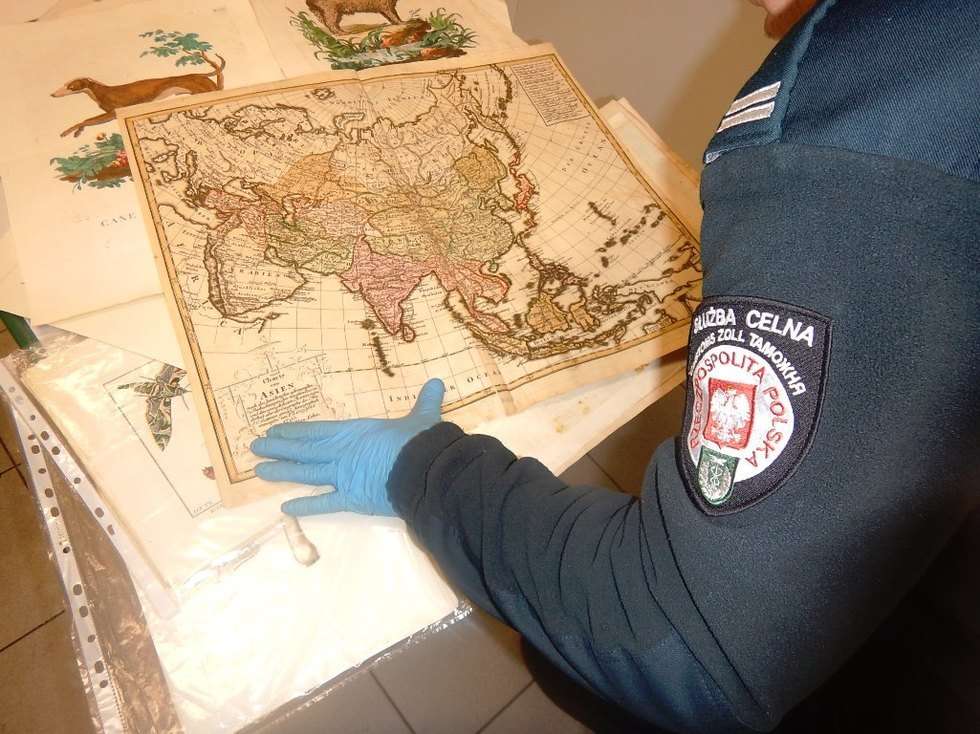  XIX-wieczne ryciny i mapy w bagażu 52-letniego obywatela Ukrainy  (zdjęcie 6) - Autor: Służba Celna