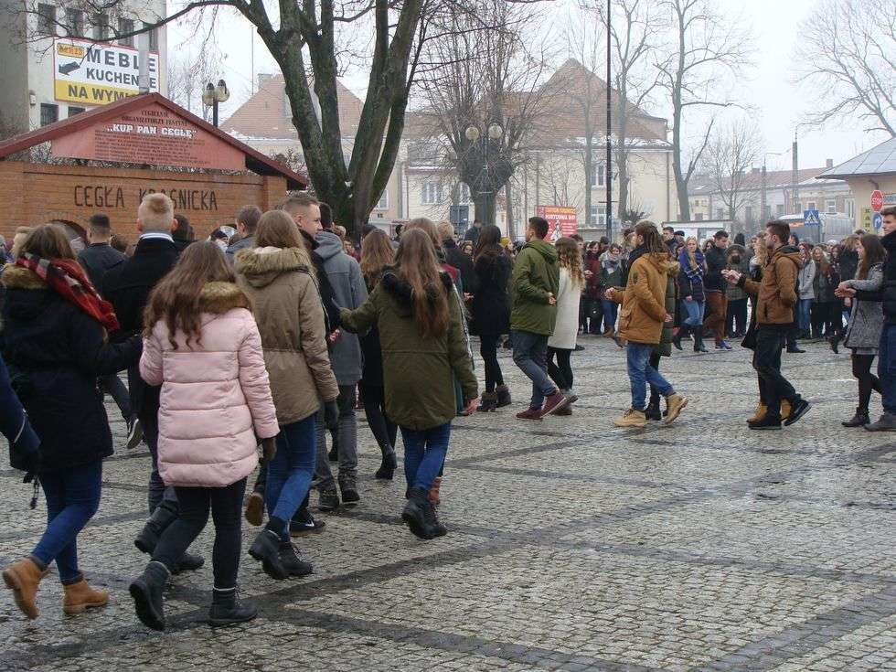 Kraśniccy maturzyści tańczyli poloneza w rynku (zdjęcie 15) - Autor: Fot. Izabela Dekiel/I LO im. T. Kościuszki w Kraśniku