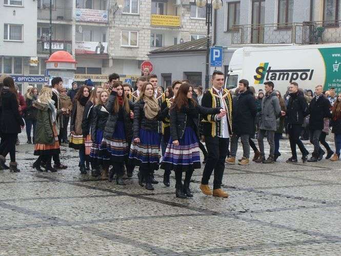 Kraśniccy maturzyści tańczyli poloneza w rynku