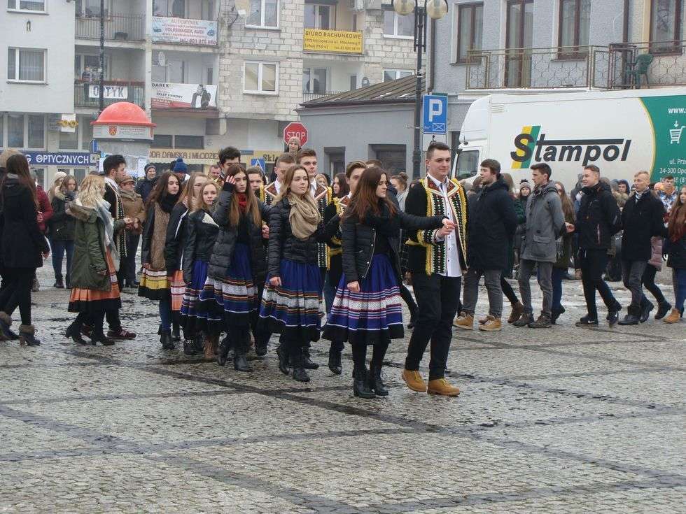  Kraśniccy maturzyści tańczyli poloneza w rynku (zdjęcie 22) - Autor: Fot. Izabela Dekiel/I LO im. T. Kościuszki w Kraśniku