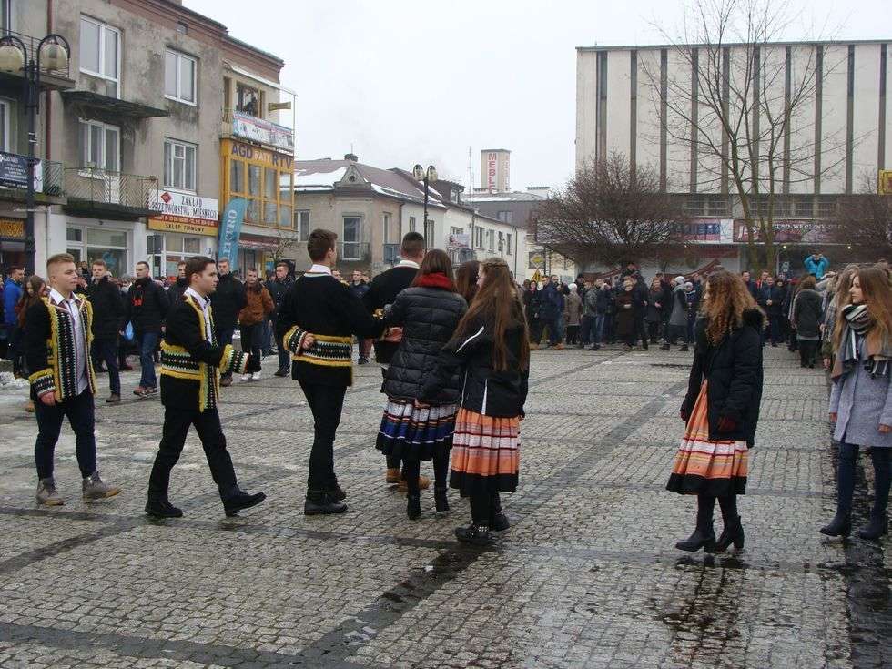  Kraśniccy maturzyści tańczyli poloneza w rynku (zdjęcie 17) - Autor: Fot. Izabela Dekiel/I LO im. T. Kościuszki w Kraśniku