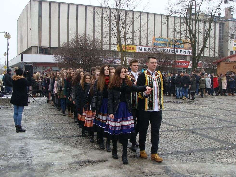  Kraśniccy maturzyści tańczyli poloneza w rynku (zdjęcie 10) - Autor: Fot. Izabela Dekiel/I LO im. T. Kościuszki w Kraśniku