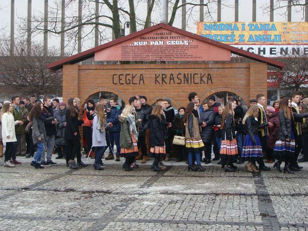  Kraśniccy maturzyści tańczyli poloneza w rynku (zdjęcie 21) - Autor: Fot. Izabela Dekiel/I LO im. T. Kościuszki w Kraśniku