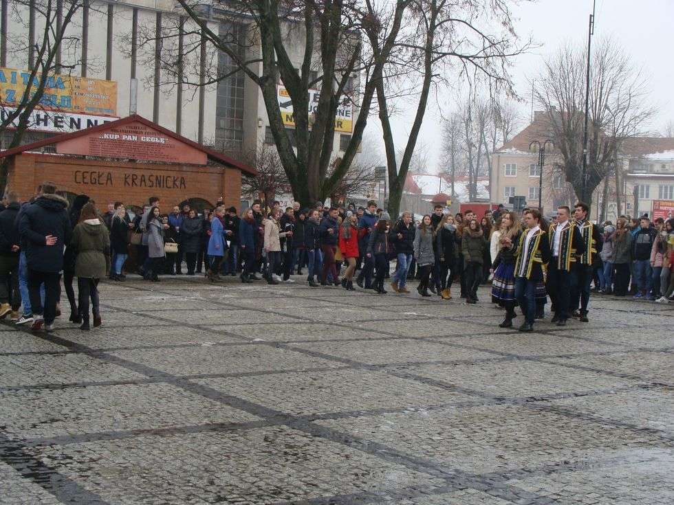  Kraśniccy maturzyści tańczyli poloneza w rynku (zdjęcie 13) - Autor: Fot. Izabela Dekiel/I LO im. T. Kościuszki w Kraśniku