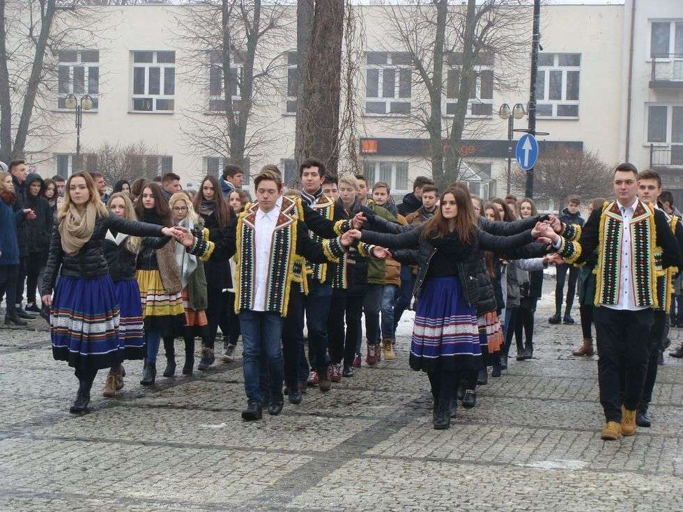  Kraśniccy maturzyści tańczyli poloneza w rynku (zdjęcie 7) - Autor: Fot. Izabela Dekiel/I LO im. T. Kościuszki w Kraśniku