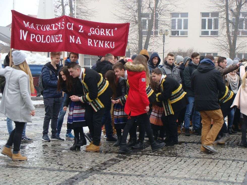  Kraśniccy maturzyści tańczyli poloneza w rynku (zdjęcie 5) - Autor: Fot. Izabela Dekiel/I LO im. T. Kościuszki w Kraśniku