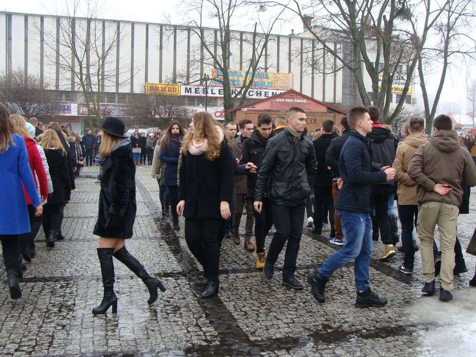  Kraśniccy maturzyści tańczyli poloneza w rynku (zdjęcie 14) - Autor: Fot. Izabela Dekiel/I LO im. T. Kościuszki w Kraśniku