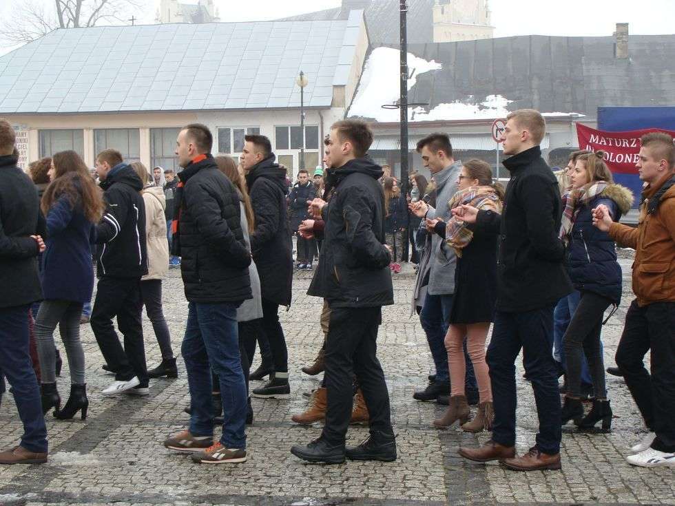  Kraśniccy maturzyści tańczyli poloneza w rynku (zdjęcie 9) - Autor: Fot. Izabela Dekiel/I LO im. T. Kościuszki w Kraśniku