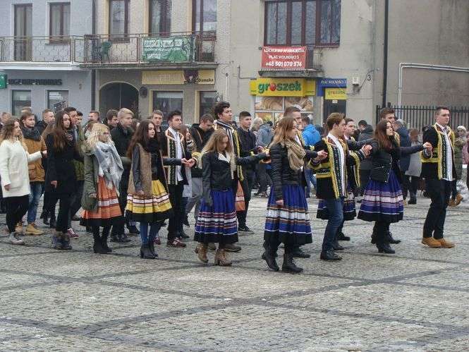Kraśniccy maturzyści tańczyli poloneza w rynku - Autor: Fot. Izabela Dekiel/I LO im. T. Kościuszki w Kraśniku