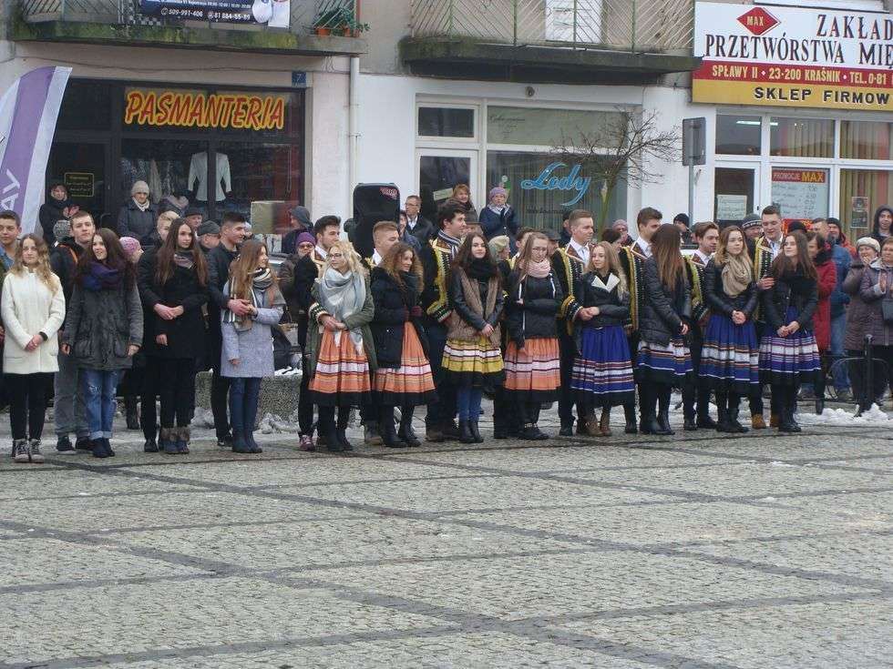  Kraśniccy maturzyści tańczyli poloneza w rynku (zdjęcie 24) - Autor: Fot. Izabela Dekiel/I LO im. T. Kościuszki w Kraśniku