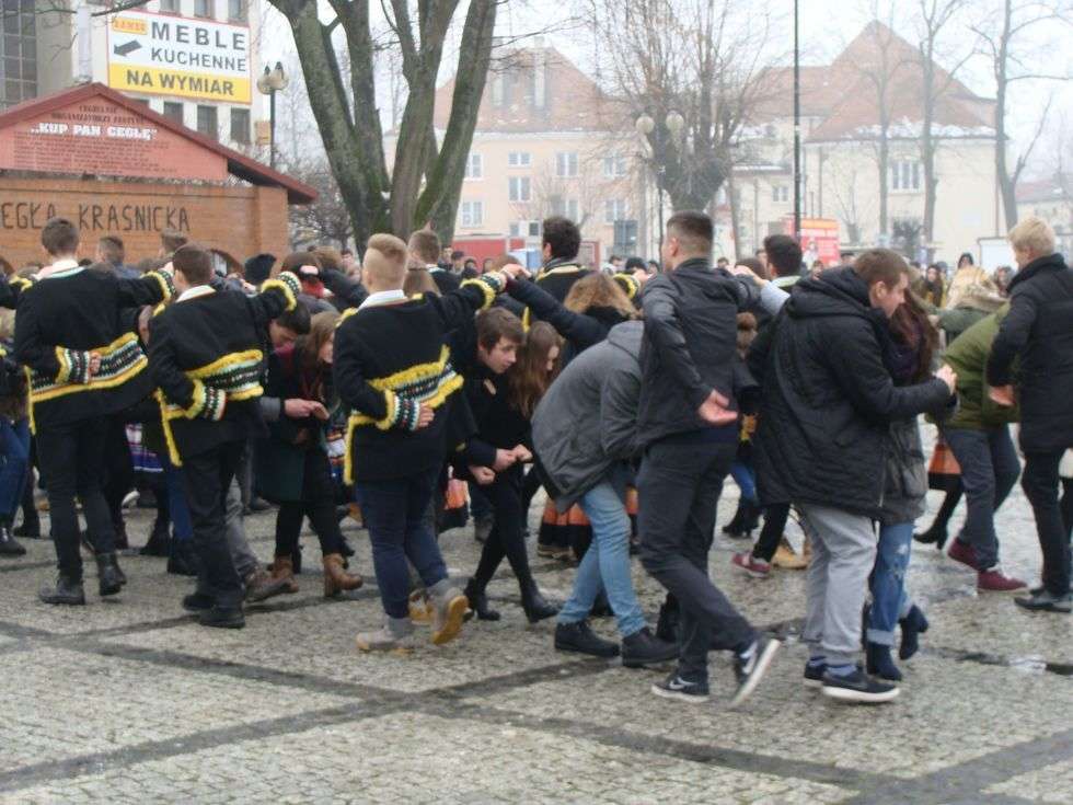  Kraśniccy maturzyści tańczyli poloneza w rynku (zdjęcie 12) - Autor: Fot. Izabela Dekiel/I LO im. T. Kościuszki w Kraśniku