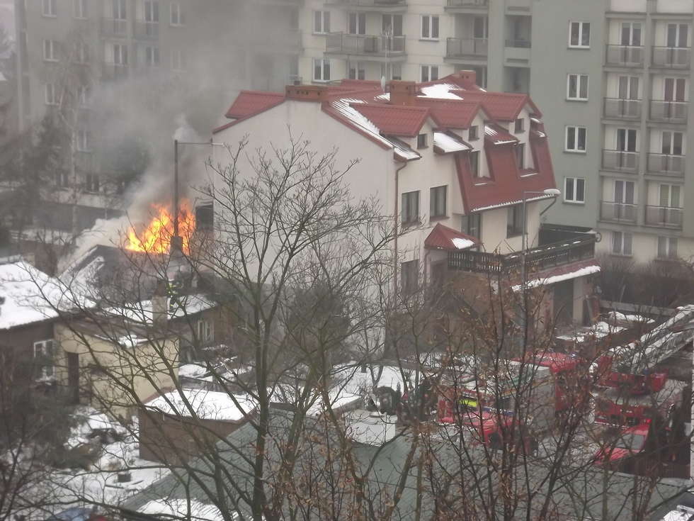  Pożar domu przy ul. Jesionowej  (zdjęcia) (zdjęcie 1) - Autor: czytelnik