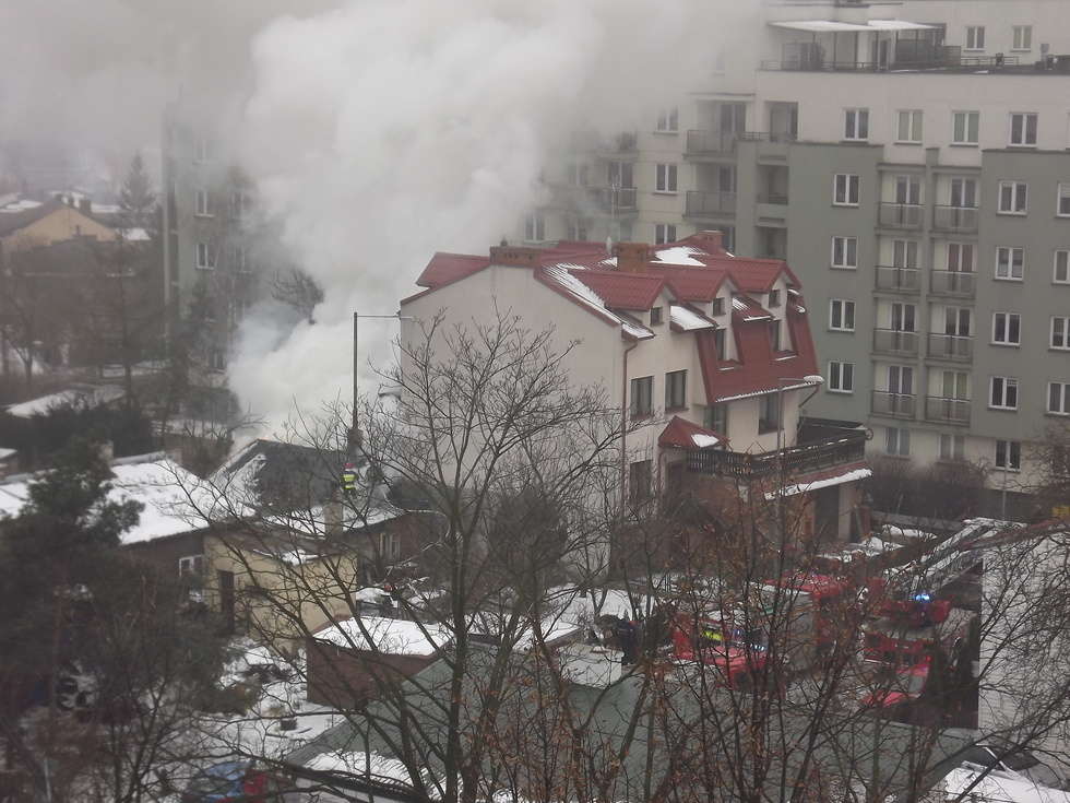  Pożar domu przy ul. Jesionowej  (zdjęcia) (zdjęcie 3) - Autor: czytelnik
