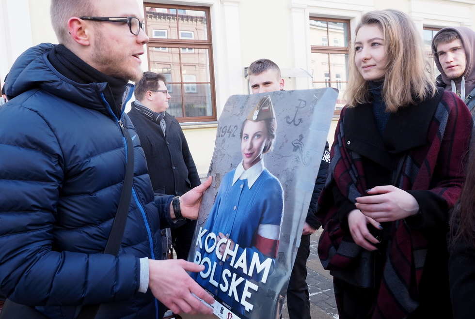  Młodzież Wszechpolska rozdawała plakaty (zdjęcie 1) - Autor: Dorota Awiorko