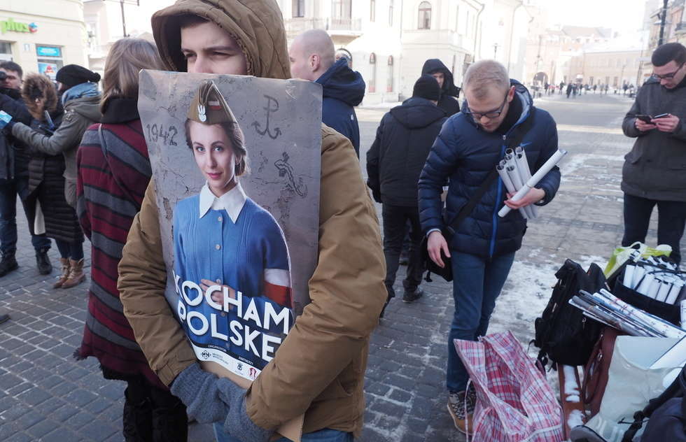 Młodzież Wszechpolska rozdawała plakaty  - Autor: Dorota Awiorko