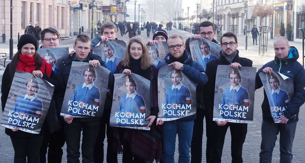  Młodzież Wszechpolska rozdawała plakaty (zdjęcie 2) - Autor: Dorota Awiorko