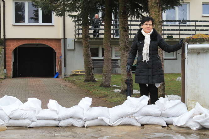 Woda zalewa dom mieszkanki Nałęczowa - Autor: Radosław Szczęch