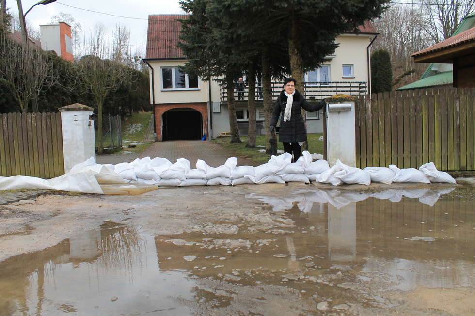  Woda zalewa dom mieszkanki Nałęczowa (zdjęcie 3) - Autor: Radosław Szczęch