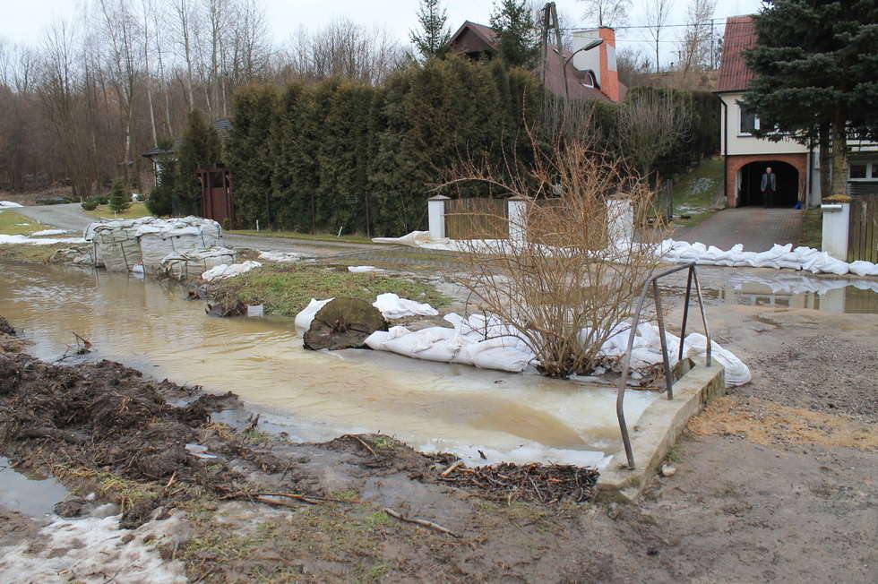  Woda zalewa dom mieszkanki Nałęczowa (zdjęcie 2) - Autor: Radosław Szczęch