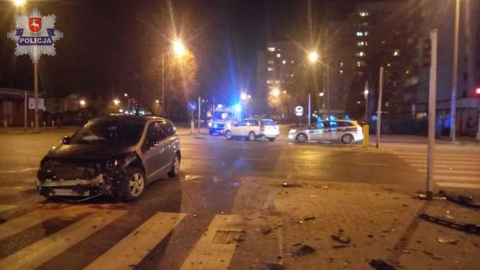  Wypadek na skrzyżowaniu w Puławach (zdjęcie 1) - Autor: Policja