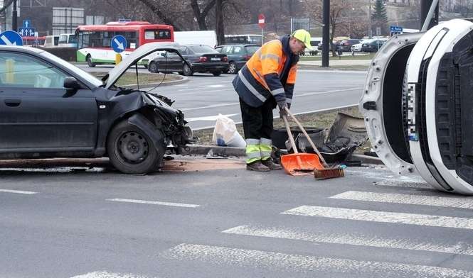 Wypadek na rondzie Mohyły