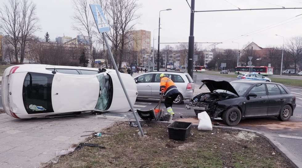  Wypadek na rondzie Mohyły (zdjęcie 12) - Autor: Dorota Awiorko