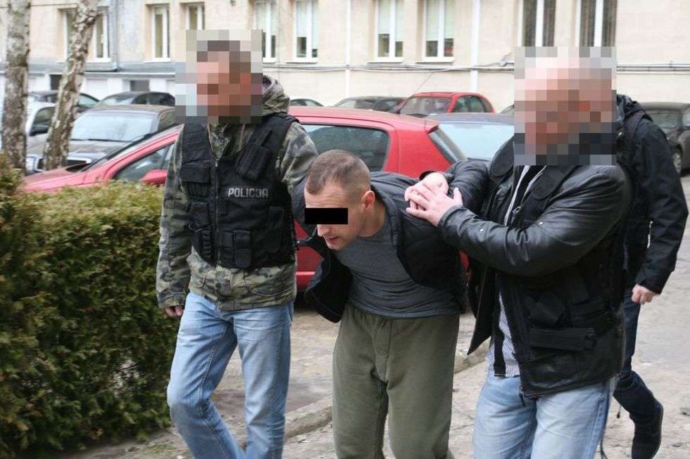  Zatrzymany mężczyzna poszukiwany siedmioma listami gończymi (zdjęcie 1) - Autor: Policja