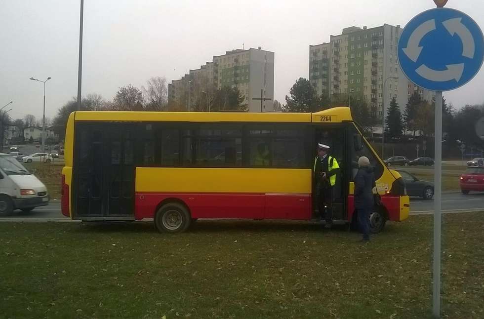  Kolizja autobusu na rondzie Berbeckiego (zdjęcie 3) - Autor: Grzegorz Rekiel