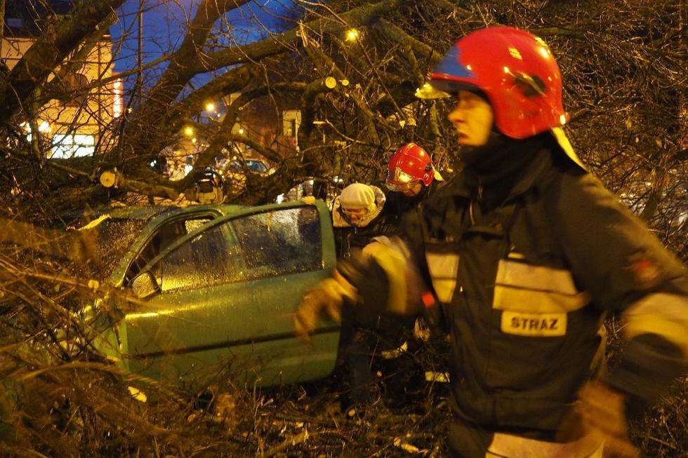  Wichura w Lublinie: drzewo przewróciło się na samochód (zdjęcie 3) - Autor: Maciej Kaczanowski