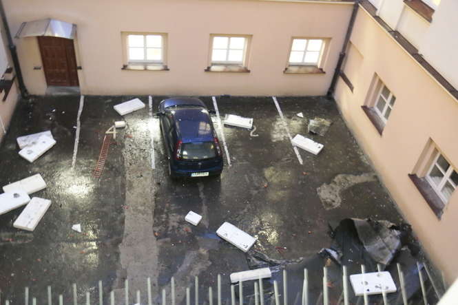 Uszkodzony dach na Urzędzie Wojewódzkim w Lublinie