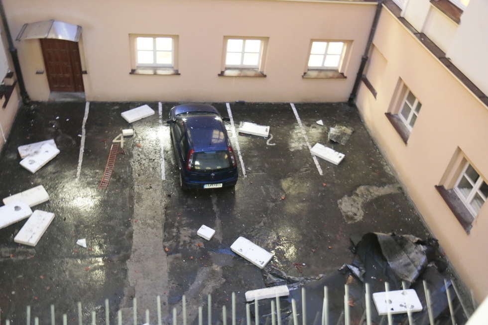  Uszkodzony dach na Urzędzie Wojewódzkim w Lublinie (zdjęcie 1) - Autor: LUW