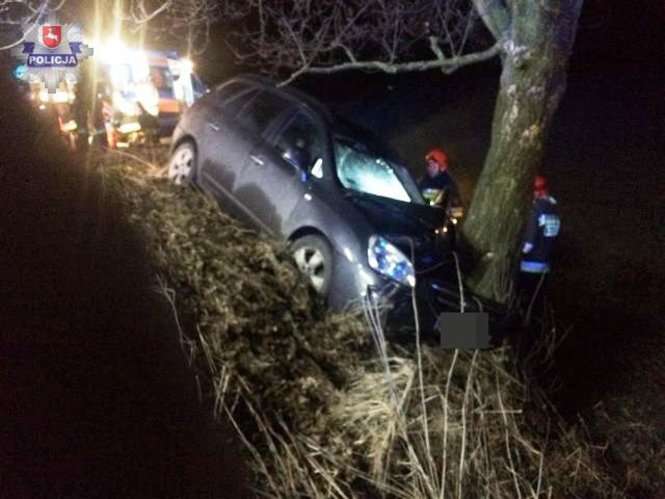Suszów: Kierowca rozbił auto na drzewie i zginął - Autor: Policja