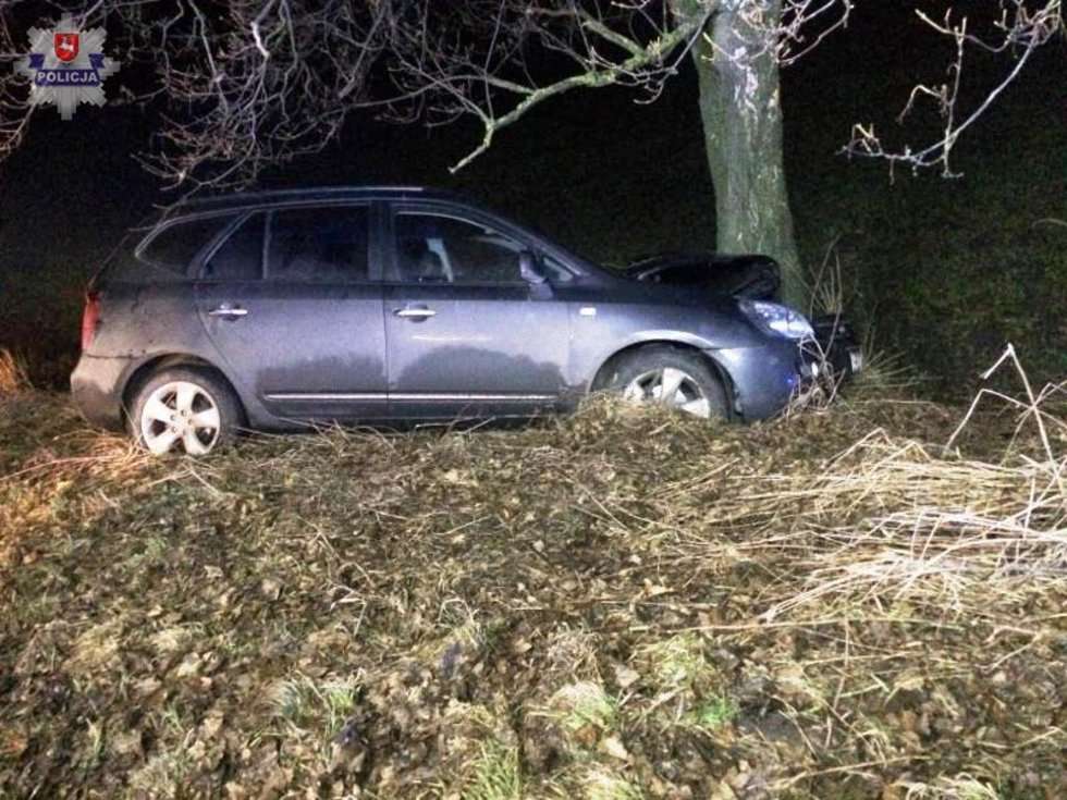  Suszów: Kierowca rozbił auto na drzewie i zginął  - Autor: Policja