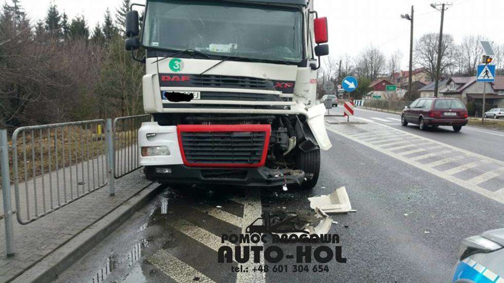  Wypadek w Kraśniku. Zderzenie dwóch ciężarówek  - Autor: Pomoc Drogowa Auto-Hol