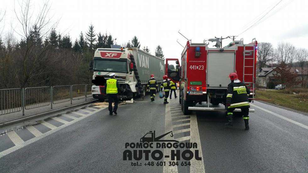  Wypadek w Kraśniku. Zderzenie dwóch ciężarówek (zdjęcie 6) - Autor: Pomoc Drogowa Auto-Hol