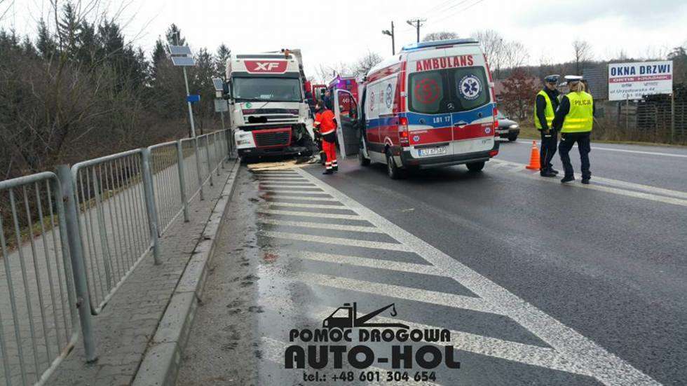  Wypadek w Kraśniku. Zderzenie dwóch ciężarówek (zdjęcie 1) - Autor: Pomoc Drogowa Auto-Hol