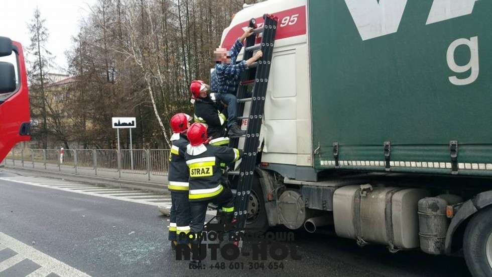  Wypadek w Kraśniku. Zderzenie dwóch ciężarówek (zdjęcie 2) - Autor: Pomoc Drogowa Auto-Hol