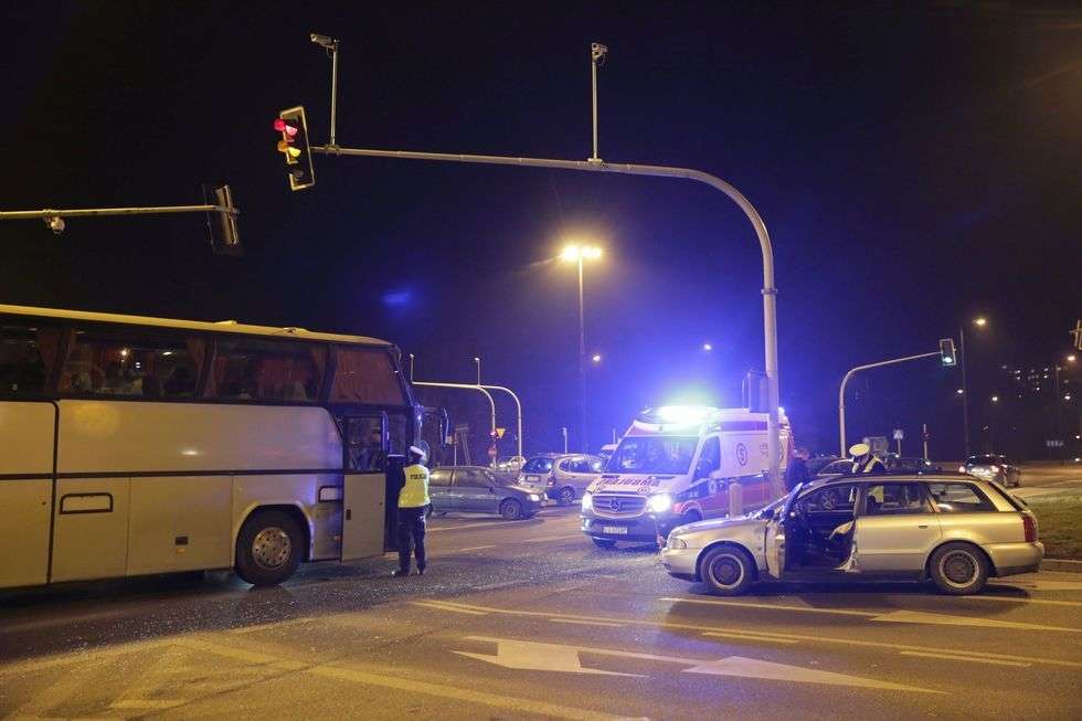 Zderzenie autobusu i audi na al. Solidarności (zdjęcie 1) - Autor: Paweł Buczkowski