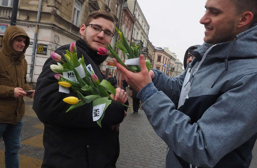  Narodowcy pikietowali i rozdawali kwiaty (zdjęcie 8) - Autor: Wojciech Nieśpiałowski