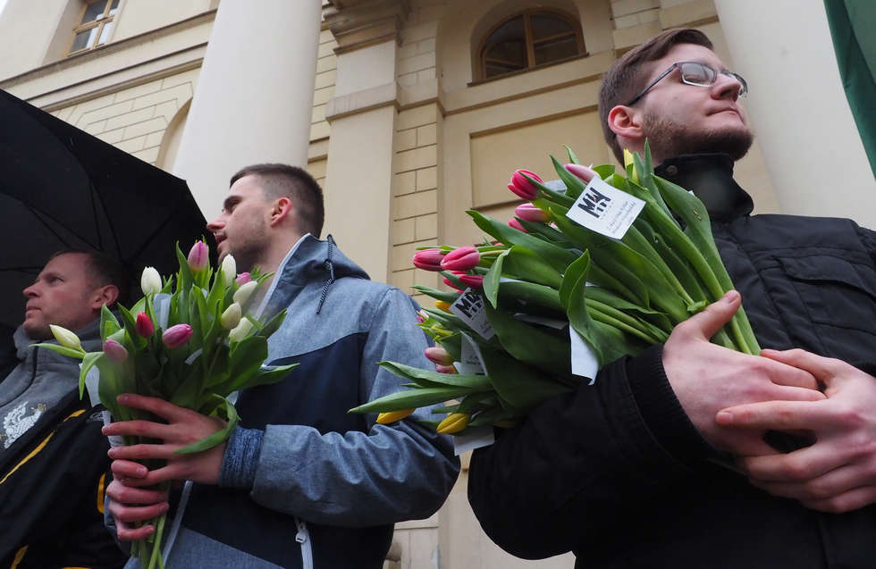 Narodowcy pikietowali i rozdawali kwiaty (zdjęcie 17) - Autor: Wojciech Nieśpiałowski
