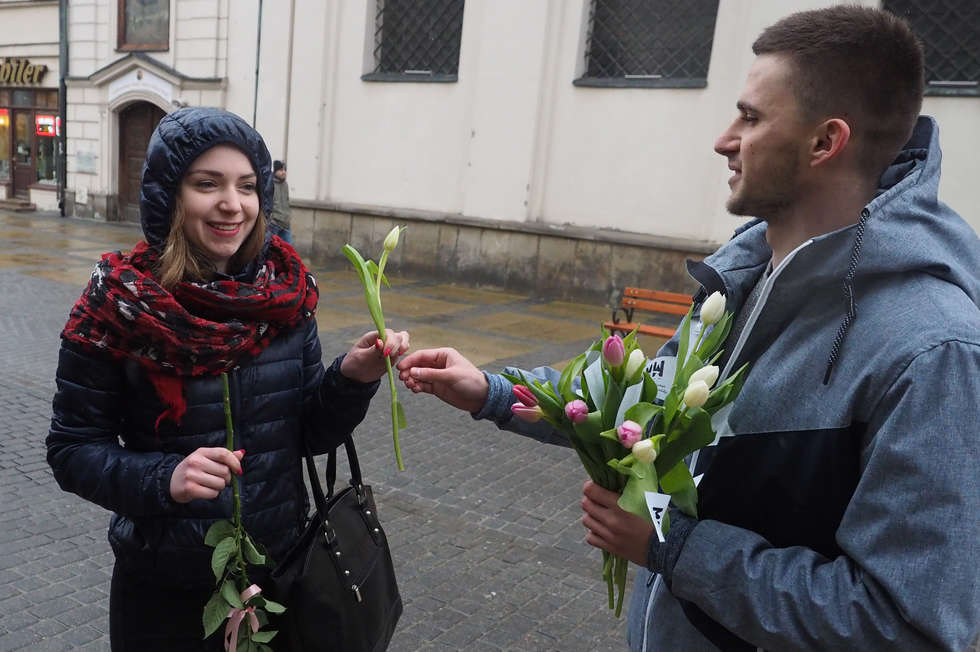  Narodowcy pikietowali i rozdawali kwiaty (zdjęcie 12) - Autor: Wojciech Nieśpiałowski