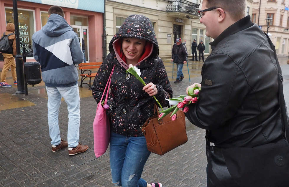  Narodowcy pikietowali i rozdawali kwiaty (zdjęcie 14) - Autor: Wojciech Nieśpiałowski